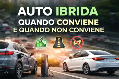 Auto ibride automatiche in ricarica. Un SUV grigio è collegato a una colonnina, mentre una berlina bianca attende. Icone indicano città, strada e divieto di rifornimento.