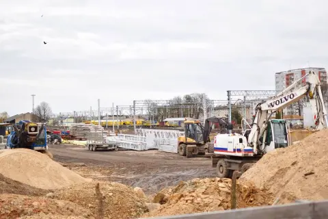 Plac budowy z koparkami i materiałami. Zastanawiasz się, ile zarabia budowlaniec w Anglii?