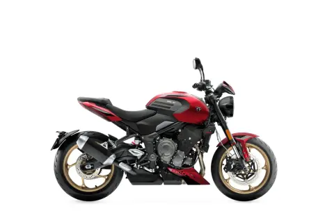 Czerwony motocykl Triumph Trident 660 na białym tle.