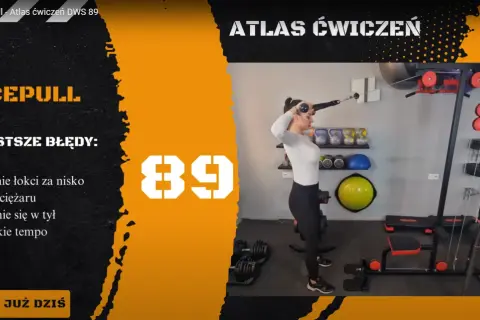 Kobieta wykonuje ćwiczenie face pull na wyciągu, skupiając się na prawidłowej technice.