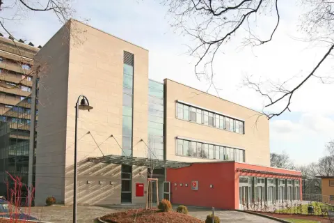Moderne Klinikgebäude mit viel Glas und hellen Fassaden, die Hoffnung auf die beste Krebsklinik in Deutschland ausstrahlen.