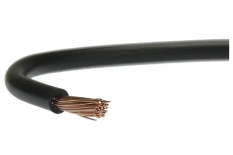 Czarny kabel z odsłoniętymi miedzianymi żyłkami, gotowy do podłączenia. lgy.