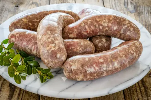 Czy kiełbasa biała parzona trzeba gotować? Oto co musisz wiedzieć