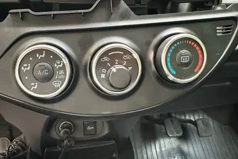 Jak włączyć klimatyzację w Toyota Yaris i cieszyć się komfortem w upały