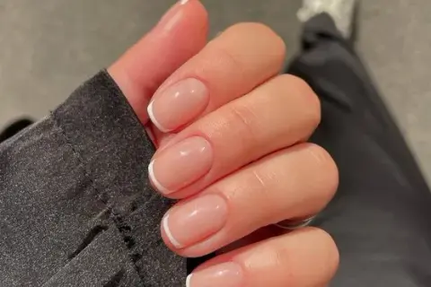 Kim Kardashian i jej wyjątkowe style manicure francuskiego