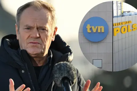 Donald Tusk przed mikrofonem, w tle logo TVN i napis "TELEWIZJA POLSAT". Mówi, że nie oglądam Polsatu.