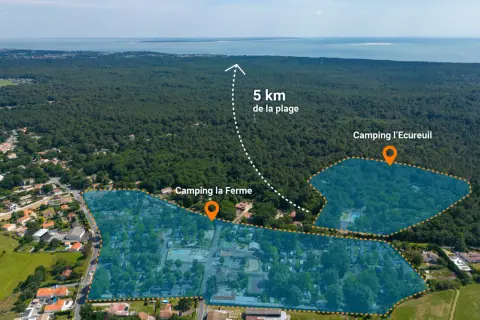 Vue aérienne de deux campings en Charente-Maritime : Camping la Ferme et Camping l'Écureuil, à 5 km de la plage.