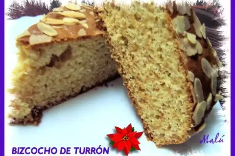 Dos porciones de bizcocho de turrón y yogur, cubiertas con almendras laminadas. Un postre casero delicioso.