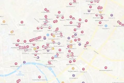 Karte mit vielen roten und lila Symbolen, die verschiedene **Berlin foodspots** wie "W Pizza", "Rutz Restaurant" und "Five Guys" markieren.