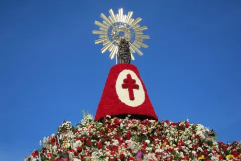 Virgen del Pilar adornada con flores, parte de las fiestas del Pilar, donde también hay conciertos.
