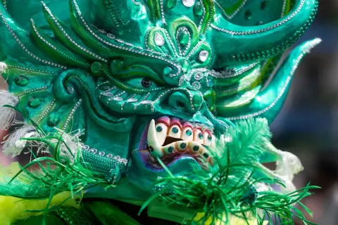 Grüne Maske mit funkelnden Steinen und Federn, ein Blickfang beim Carnival of Cultures Berlin.