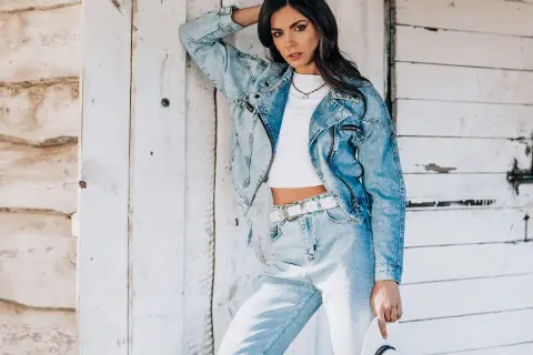 Czy kurtki jeansowe są modne? Odkryj najnowsze trendy i stylizacje