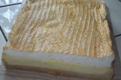 Puszysty sernik z pianką i złotymi okruszkami, idealny sernik rosa thermomix.