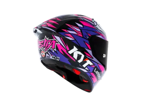 Kask motocyklowy Kyt z grafiką "Sista" w kolorach różowym i fioletowym. Wykonany z poliwęglanu czy włókna szklanego?
