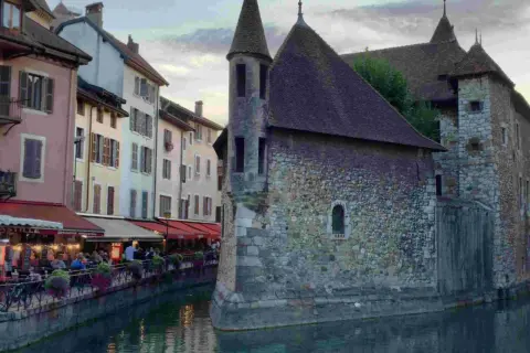 Que faire à Annecy quand il pleut ? Se réfugier dans un café au bord du canal, admirer l'architecture médiévale et les toits de la vieille ville.