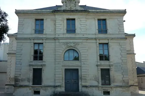 Bâtiment de l'état civil en Charente-Maritime, façade en pierre de taille avec une grande porte centrale et plusieurs fenêtres.