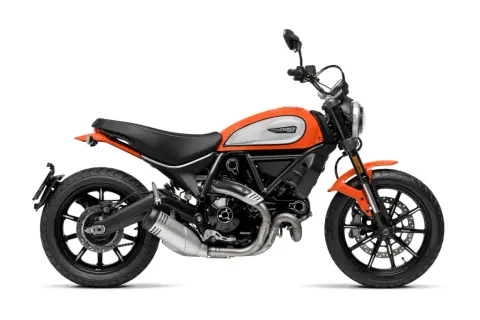 Pomarańczowy motocykl Ducati Scrambler z czarnym siedzeniem i felgami, na białym tle.