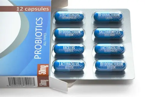 Opakowanie probiotyków Acidolac zawiera 12 kapsułek z różnymi szczepami bakterii, wspierającymi zdrowie jelit.