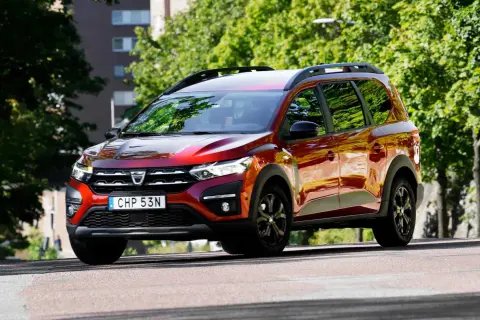 Röd Dacia Jogger på väg, redo för ett nytt dacia jogger test.