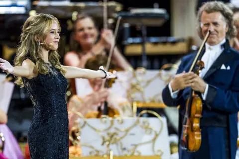 Wokalistka i André Rieu w Polsce, na scenie z orkiestrą.