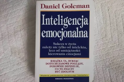 Okładka książki Daniela Golemana "Inteligencja emocjonalna", która pomaga zrozumieć, jak kierować emocjami dla osiągnięcia sukcesu.