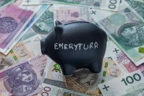 Skarbonka z napisem "EMERYTURA" na tle polskich banknotów. Zastanawiasz się, jaka emerytura przy zarobkach 7000 brutto?