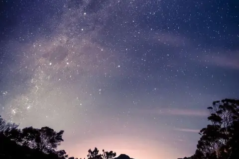 Nocne niebo pełne gwiazd, Droga Mleczna i delikatne światło. Czekam na deszcz meteorów, który przyniosą perseidy.