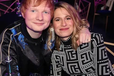 Ed Sheeran z żoną Cherry Seaborn, uśmiechnięci i blisko siebie. Widać obrączkę na jej palcu, co potwierdza, czy Ed Sheeran ma żonę.