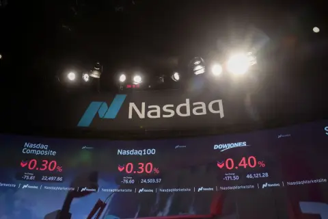 Duży ekran z logo Nasdaq i danymi giełdowymi. Dowiedz się, nasdaq co to jest i jak działa rynek.