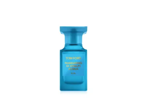 Niebieska butelka perfum Tom Ford Mandarino di Amalfi Acqua, przywołująca zapach włoskiego wybrzeża.