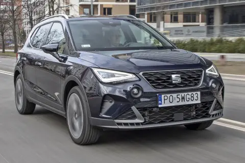 Ciemnoniebieski SEAT Arona 2026 w ruchu miejskim.