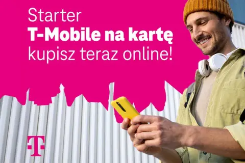 Uśmiechnięty mężczyzna z telefonem w ręku, słuchawkami na szyi i plecakiem. "Starter T-Mobile na kartę kupisz teraz online!