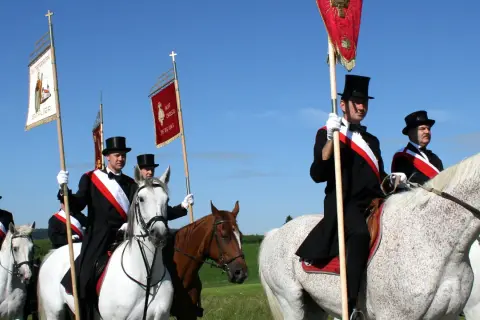 Reiter mit Fahnen und Zylindern beim Blutritt Bad Wurzach.