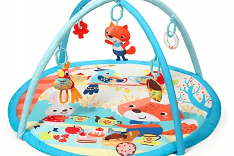 Kolorowa mata baby senses z zabawkami zachęca do zabawy i rozwoju zmysłów. Wesołe zwierzątka i smakołyki na macie.