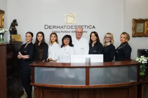 Zespół dermatologów i personelu kliniki estetycznej "Dermatoestetica" za ladą.