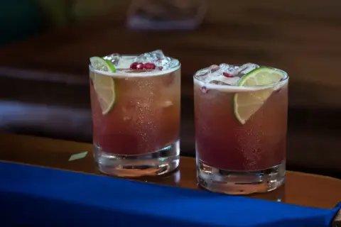 Najlepsze drinki z sokiem z granatu - orzeźwiające przepisy na każdą okazję