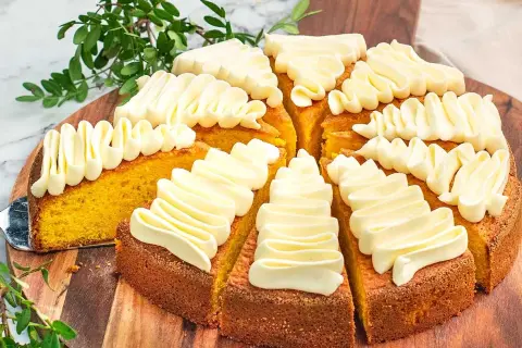 En saftig saffranskaka med fluffig frosting, perfekt för Fredriks fika. En härlig gul kaka med gyllene toner.