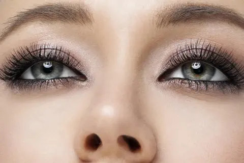Oczy z perfekcyjnym makijażem smokey eye, podkreślone długimi rzęsami i subtelnym cieniem.