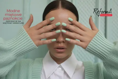Modne miętowe paznokcie, idealna inspiracja na wiosenny manicure. Delikatny kolor i zadbane dłonie.