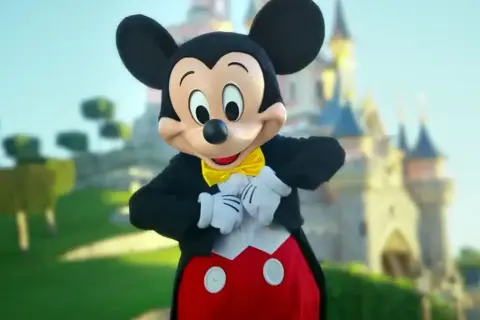 Kiedy najlepiej jechać do Disneylandu, aby uniknąć tłumów i deszczu?