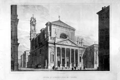 La chiesa di San Filippo Neri a Torino, con la sua imponente facciata colonnata e il campanile svettante, vista da una strada cittadina con figure e una carrozza.