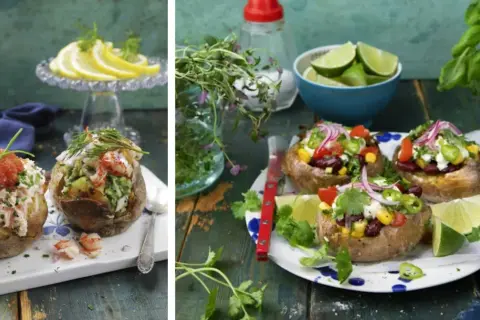 Två sorters bakad potatis: en med lax och rom, en annan med räkor och avokado. På andra sidan syns bakad potatis med bönor, majs och grönsaker.