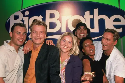 Sechs lachende Gesichter vor dem Big Brother Logo. Die Teilnehmer der ersten Staffel von Big Brother Staffel 1 strahlen in die Kamera.