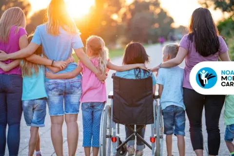 Famiglia unita, con una bambina in carrozzina, esempi di inclusione e superamento della disabilità motoria.