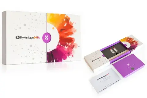 Kit MyHeritage DNA pour découvrir mon héritage. Boîte ouverte montrant les tubes et les instructions.
