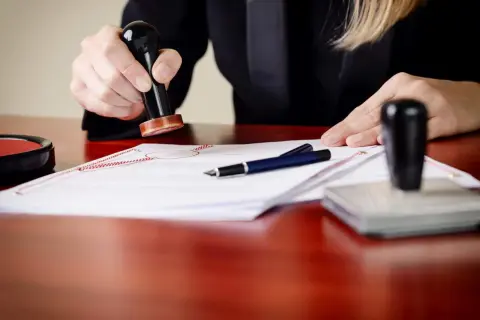 Kto płaci za notariusza przy wynajmie mieszkania? Poznaj ważne szczegóły