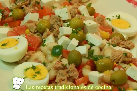 Ensalada de alubias blancas de bote con atún, huevo duro, queso fresco, aceitunas y tomate.