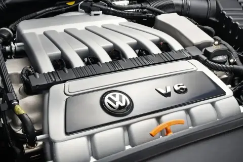 Silnik VR6 Volkswagena z widocznym logo i oznaczeniem V6.