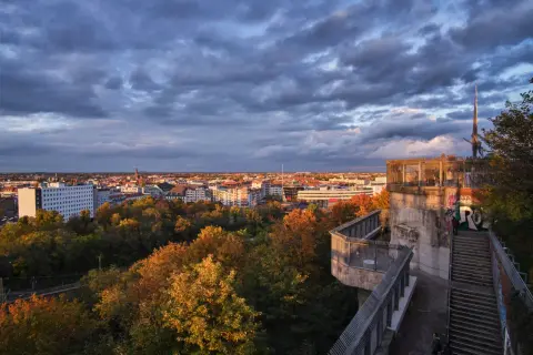Blick über den herbstlichen Humboldthain Park auf die Stadt. Wolkenverhangener Himmel.