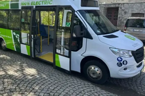 Elektryczny bus "100% ELECTRIC" czeka na pasażerów. Sprawdź morskie oko cennik meleksy, by poznać ceny przejazdów.